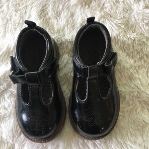 OSHKOSH classic T strap patent shoes